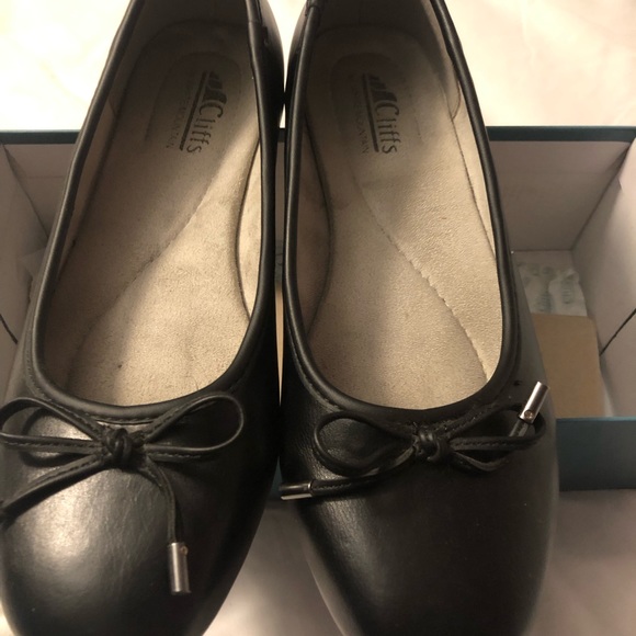 Cliffs by WHITE MOUNTAIN Shoes - EUC Cliffs by White Mountain Slip On Aubrie Flats Runs A Bit Large For Me